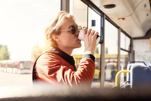 在公交车里喝咖啡的人 — 图库照片