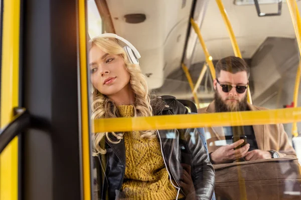 Menschen in öffentlichen Verkehrsmitteln — Stockfoto