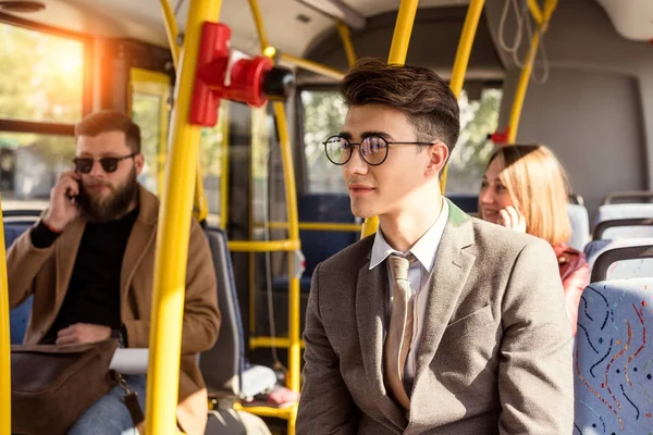 Człowiek w okularach w autobusie — Zdjęcie stockowe