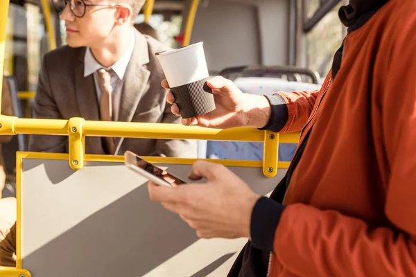 Homme utilisant un smartphone dans le bus — Photo