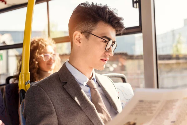 Hombre leyendo el periódico en transporte público — Foto de Stock