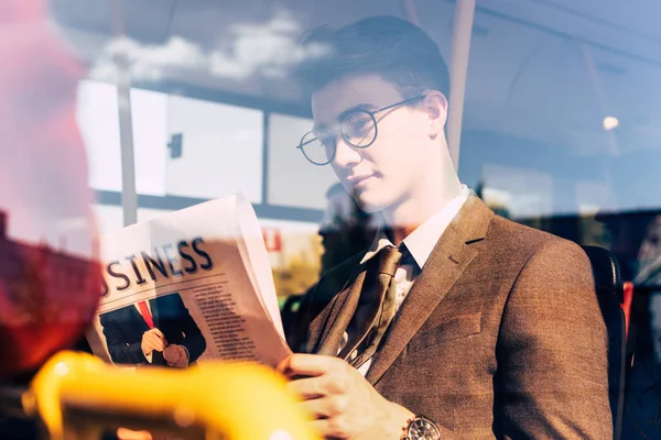 Man with newspaper in public transport — Free Stock Photo