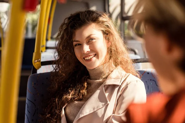 微笑在城市公交车的女人 — 图库照片