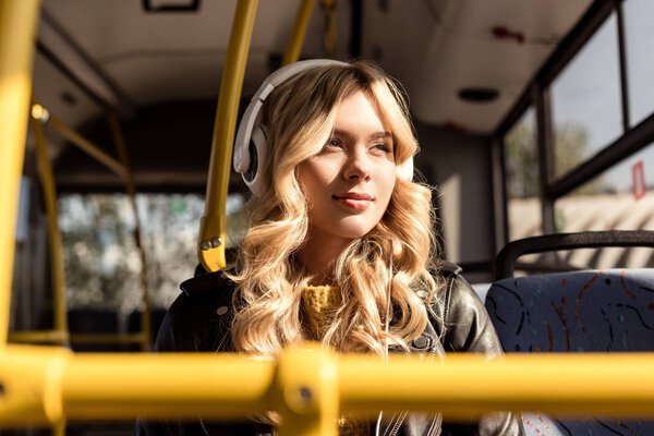 Женщина слушает музыку в наушниках