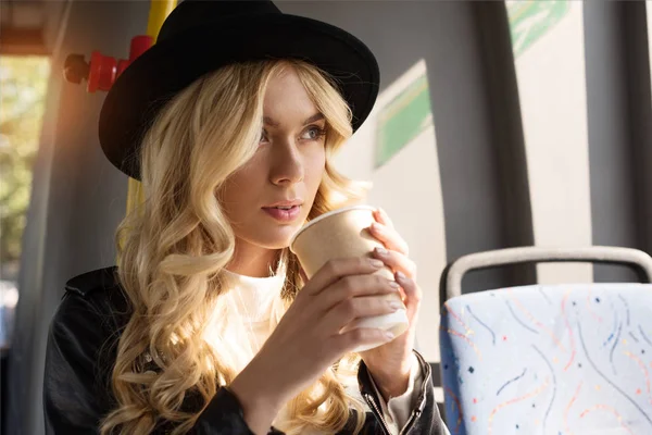 Woman with coffee to go — Stock Photo, Image