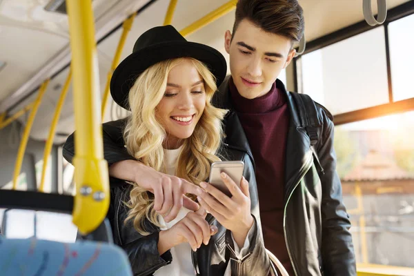 Пара со смартфоном в общественном транспорте — стоковое фото
