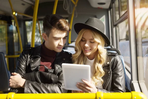 Pareja con tablet en transporte público — Foto de Stock