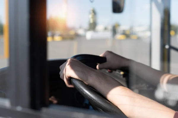 Volant tenu par le conducteur — Photo