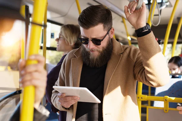 Ο άνθρωπος χρησιμοποιώντας tablet σε λεωφορείο — Φωτογραφία Αρχείου