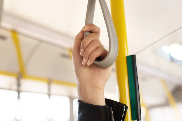 Mulher segurando alça de ônibus — Fotografia de Stock