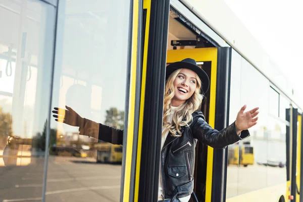Веселая женщина в автобусе — стоковое фото