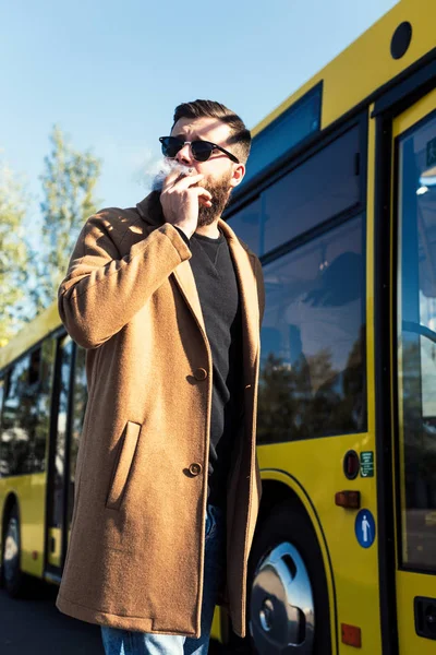 Мужчина курит на улице — стоковое фото