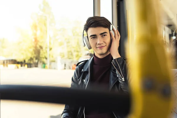 Man listening music in bus — Stock Photo, Image