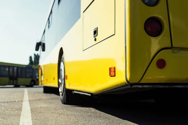 Autobús urbano en el aparcamiento — Foto de Stock