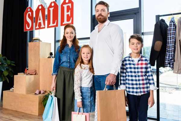 Семья в бутике во время продажи — стоковое фото