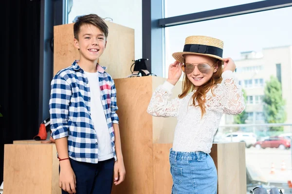 Brother and sister in boutique — Stock Photo, Image