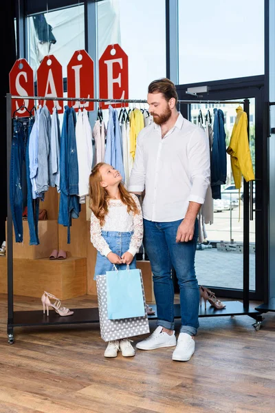 Père et fille en boutique pendant la vente — Photo