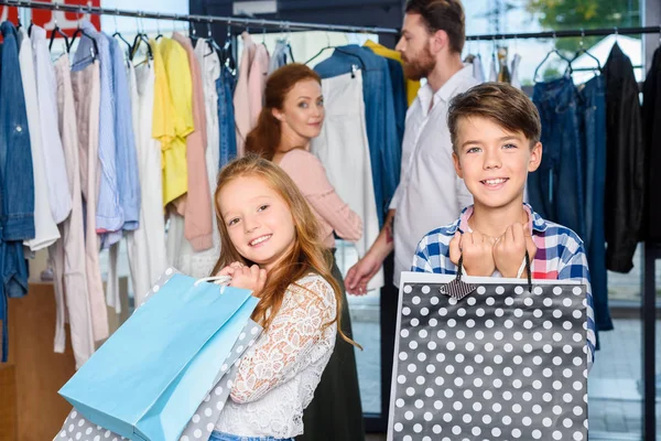 Crianças com sacos de compras — Fotografia de Stock