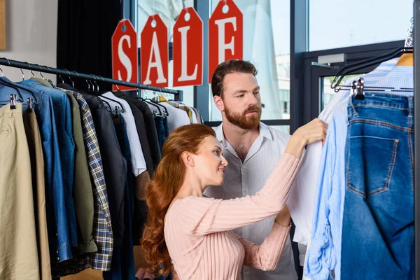 Paar winkelen tijdens verkoop — Stockfoto