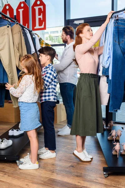 Familie winkelen in boetiek — Stockfoto