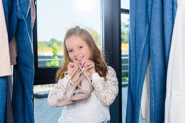 Çocuk holding topuklar 