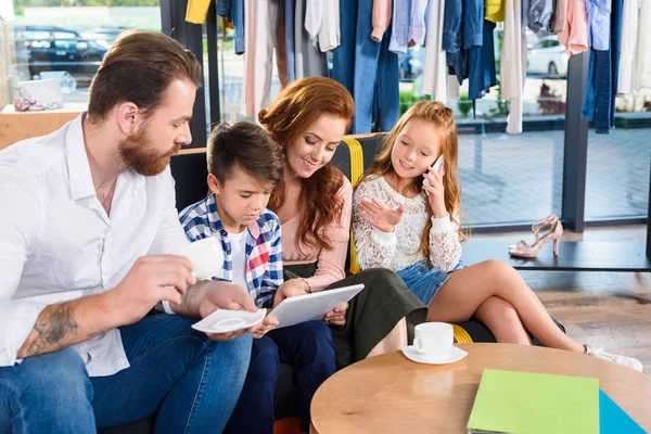 Family resting in boutique — Stock Photo, Image