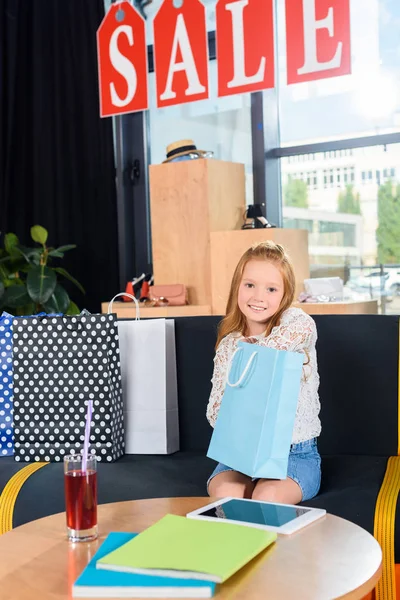 Enfant avec sacs à provisions — Photo