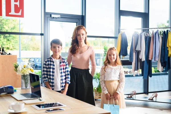 Familie in boetiek — Stockfoto