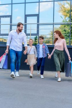 Alışveriş Torbası Olan Aile