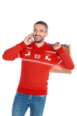 Alışveriş çantalı ve akıllı telefonlu adam.