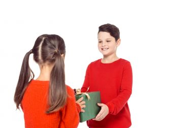 Kardeşler Noel hediye ile