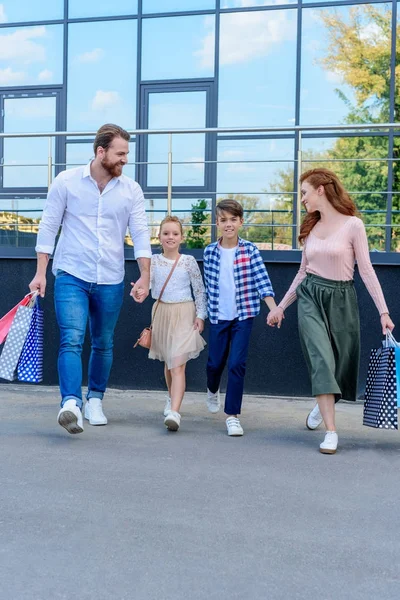 Familj med shoppingväskor — Stockfoto