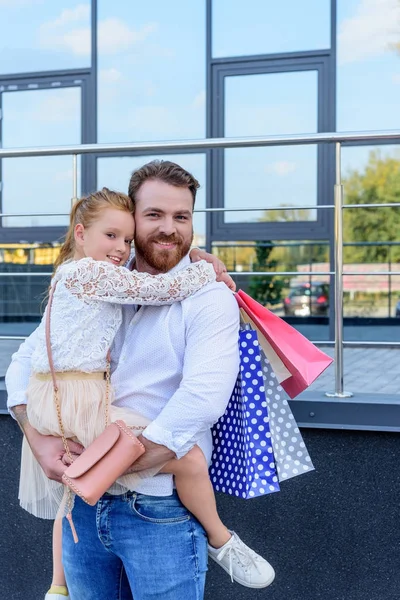 Отец и дочь с сумками для покупок — стоковое фото