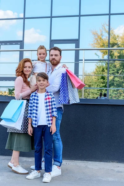 Family with shopping bags — Stock Photo, Image