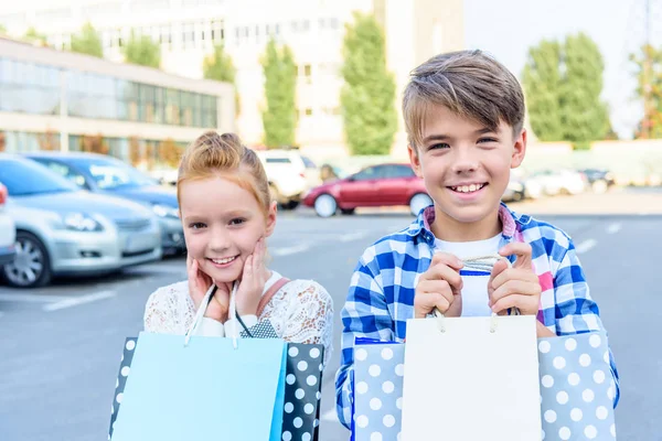 Hermana y hermano con bolsas de compras —  Fotos de Stock