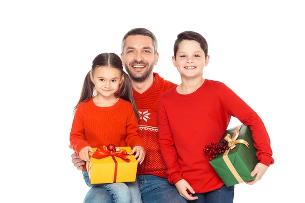 Vater und Kinder mit Weihnachtsgeschenken — Stockfoto