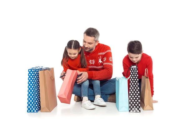 Vater und Kinder mit Einkaufstaschen — Stockfoto