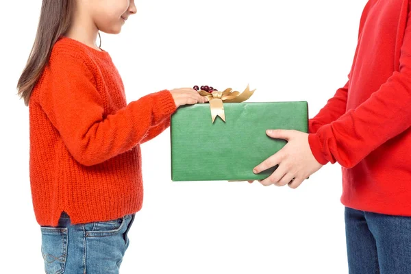 Діти з різдвяним подарунком — стокове фото