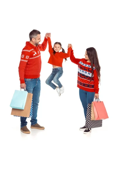 A szülők és a lánya a bevásárló szatyrok — Stock Fotó