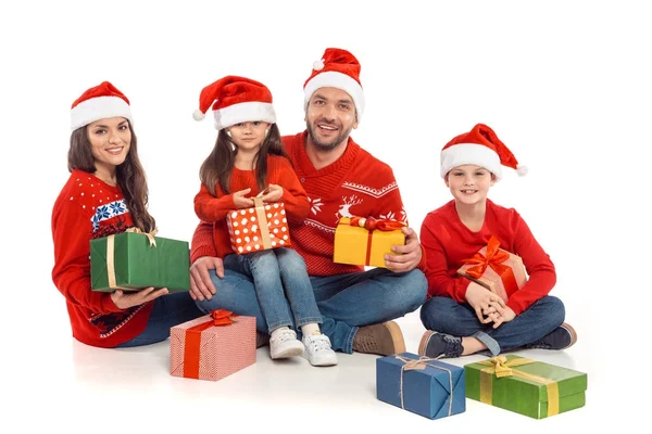 Familie mit Weihnachtsgeschenken — Stockfoto