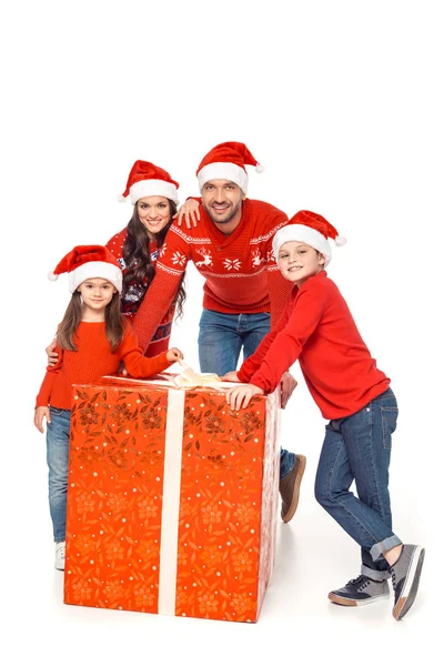 Famiglia con grande regalo di Natale — Foto Stock