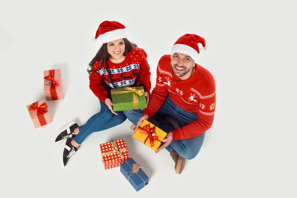 Noel hediyeleri ile Çift — Stok fotoğraf