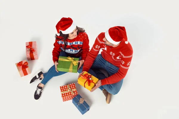 Couple with christmas gifts — Free Stock Photo