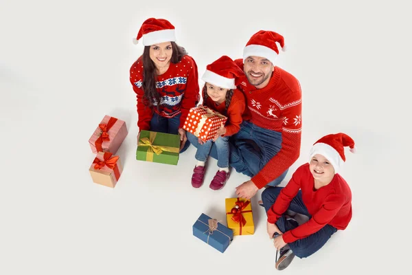 Familie mit Weihnachtsgeschenken — Stockfoto