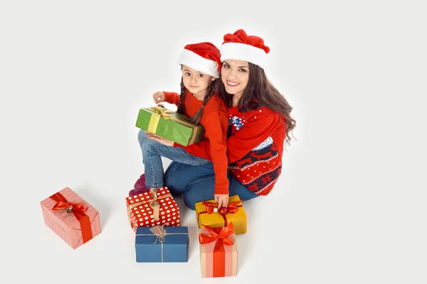 Matka a dcera s vánoční dárky — Stock fotografie zdarma