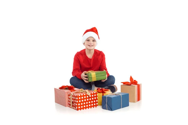 Ragazzo in cappello Babbo Natale con regali di Natale — Foto Stock