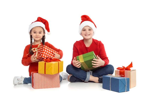 Irmã e irmão com presentes de Natal — Fotografia de Stock