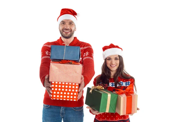 Pareja con regalos de Navidad — Foto de Stock