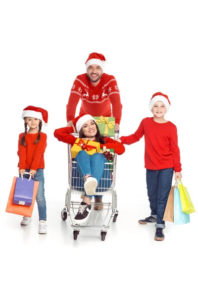 Família com carrinho de compras no Natal — Fotografia de Stock