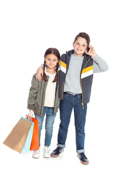 Děti s nákupní tašky a smartphone — Stock fotografie zdarma
